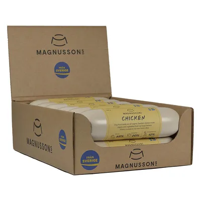 Magnussons Chicken, pasja hrana v roli, embalaža z napisom 'från Sverige', vidno razmerje: 68 % piščanec, 20 % ovseni kosmiči, 12 % zelenjava. Besedilo v angleščini.