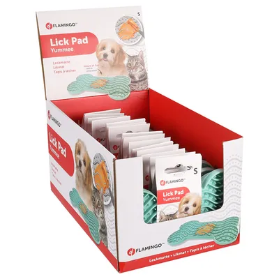 Espositore con confezioni di Flamingo Lick Pad Yummee, tappetino verde per leccare, visibili immagini di cane e gatto sulla scatola. Testo: 'Lick Pad Yummee', taglia S.
