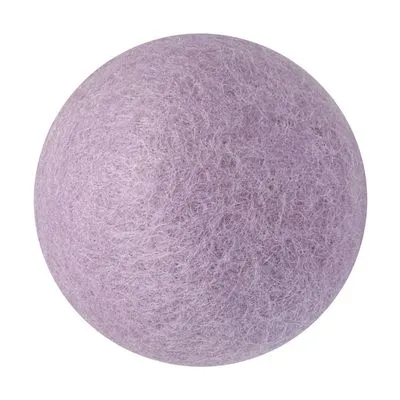 Pelota redonda de fieltro de color lila, sin marcas ni texto visible.