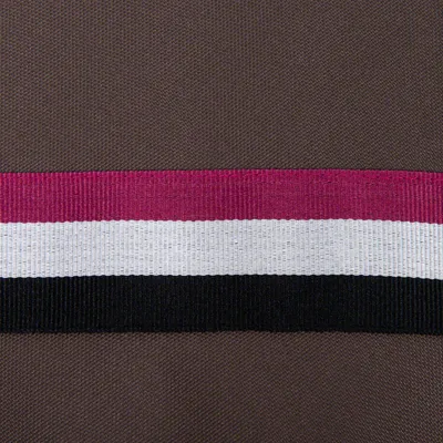 Détail de tissu marron avec bandes horizontales rouge, blanche et noire. Matière textile visible en gros plan.