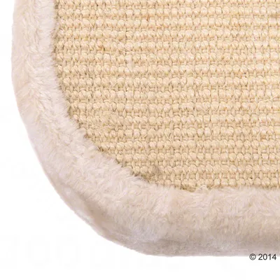 Nærbillede af beige sisalvæv med blød, fluffy kant.
