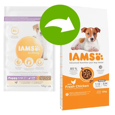 Cambio de envase de pienso para cachorros IAMS Puppy 1–12 meses S/M, 12 kg, con pollo fresco. Se muestra el diseño antiguo y el nuevo con información visible sobre proteína animal 85 %.