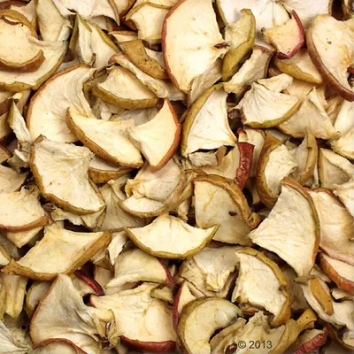 Dried apple pieces, natural and without additives.