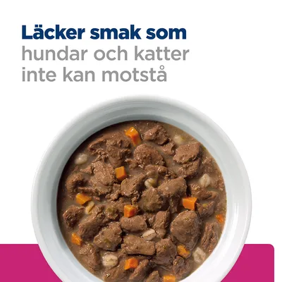 Text: Läcker smak som hundar och katter inte kan motstå. Skål med våtfoderbitar i sås, synliga bitar av kött och grönsaker.