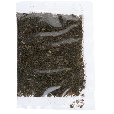 Sachet transparent contenant des herbes séchées en vrac, sans marque ni texte visible.