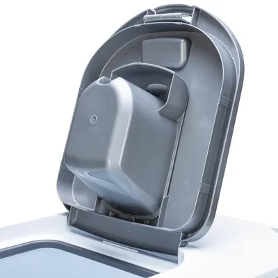 Öppet lock på en grå behållare med integrerat aktivt kolfilter.