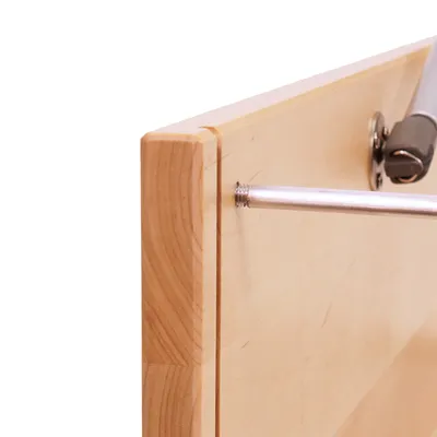 Detailansicht einer Holzplatte mit montierter Metallstange und Schraubmechanismus.