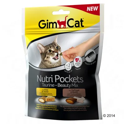 Confezione GimCat Nutri Pockets Taurine Beauty Mix, immagine di gatto che riceve uno snack, testo: <2 kcal, taurina, biotina e zinco, con formaggio e taurina, con pollame e biotina.