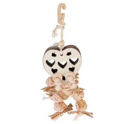 Jouet suspendu en bois et corde, forme de cœur avec découpes en forme de cœurs, perles et éléments tressés naturels visibles, crochet d’accroche en bois.