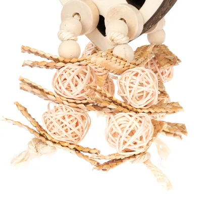 Jouet suspendu composé de boules en osier tressé, perles et éléments en bois naturel reliés par des cordes. Matériaux visibles : bois, osier, corde.