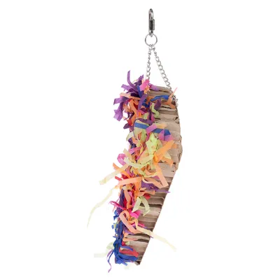 Jouet suspendu en carton ondulé avec franges colorées en papier, chaîne métallique et mousqueton de fixation visibles.