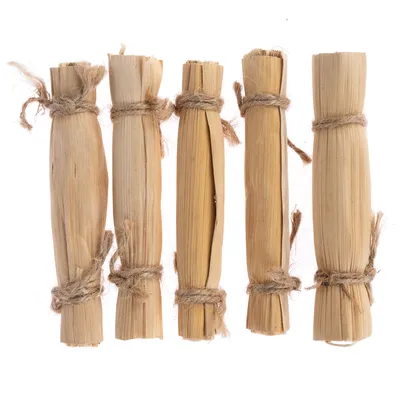 Lot de 5 rouleaux en feuilles naturelles, chaque rouleau est attaché avec une ficelle. Matériau visible : fibres végétales.