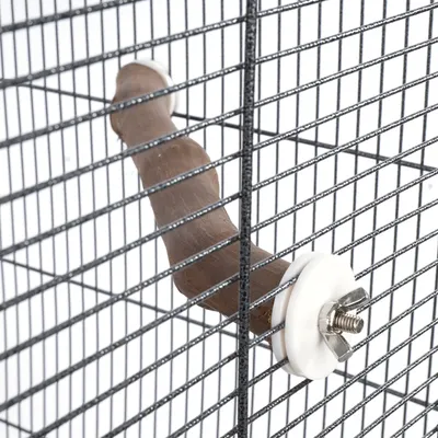 Holzstange mit Metallbefestigung an einem Gitterkäfig, geeignet zur Montage als Sitzgelegenheit für Vögel.