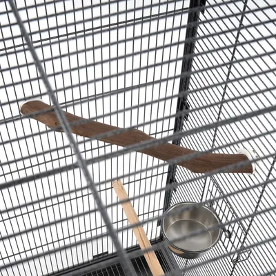 Vogelkäfig mit Metallgitter, Holzsitzstange und Edelstahlnapf. Innenansicht des Käfigs zeigt Zubehör für Vögel.