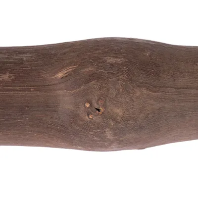 Nahaufnahme eines braunen Holzstücks mit natürlicher Maserung und Astloch.