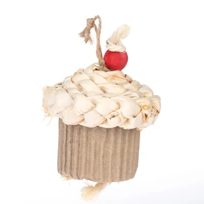 Παιχνίδι σε σχήμα cupcake από πλεγμένο φυσικό υλικό με κόκκινη μπάλα και κορδόνι.