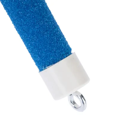 Blauer Sandsteinstab mit weisser Kunststoffbasis und Metallhaken, geeignet für Befestigung oder Aufhängung.