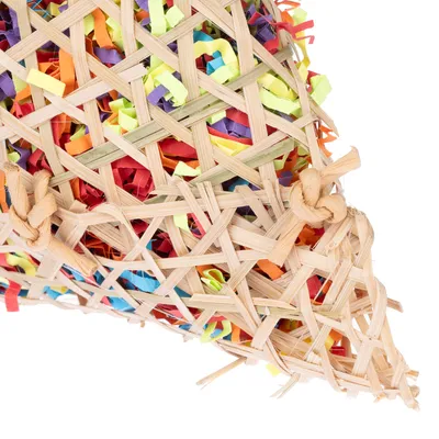 Jouet en osier tressé rempli de bandes de papier colorées, matériaux visibles : bois et papier. Aucun texte ou marque visible.