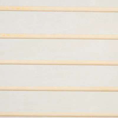 Holzstruktur mit horizontalen Streifen, geeignet für Produktdesign oder Materialbeschreibung.