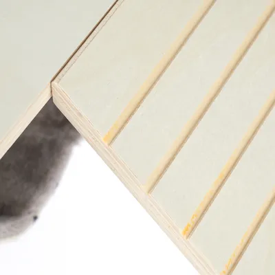Detailansicht einer Holzplatte mit Rillenstruktur, geeignet für Kratzbäume oder Möbelbau.