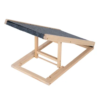 Houten loopplank met grijze tapijtbekleding, geschikt voor huisdieren om hoogteverschillen te overbruggen.