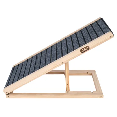 Houten ramp met grijze tapijtbekleding en verstelbare helling, geschikt voor huisdieren. Zichtbaar logo: T&D.