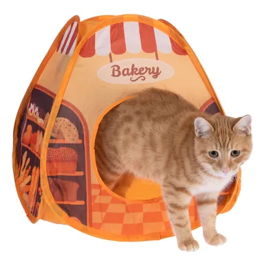 Orangefarbenes Spielzelt mit Bäckerei-Motiv, geöffnetem Eingang und einem orangefarbenen Kater, der aus dem Zelt herauskommt.