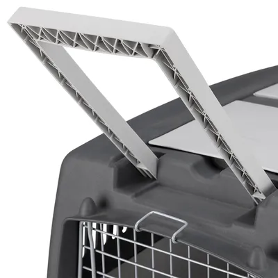 Transportbox med grått bärhandtag och metallgaller, lämplig för säker transport av husdjur.