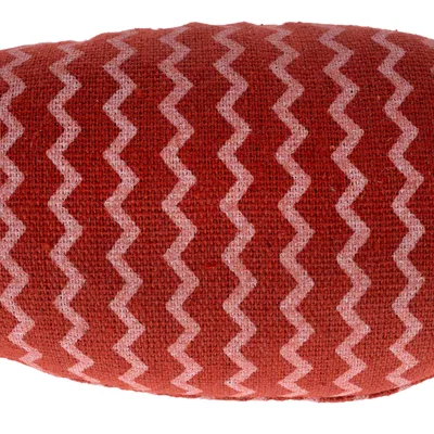 Rotes Stoffmuster mit weissen Zickzacklinien, geeignet für Heimtierprodukte oder Accessoires.