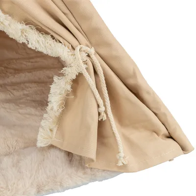 Beiges Haustierzelt mit weichem Plüschboden und dekorativen Fransen, zusammenziehbar mit Kordeln.