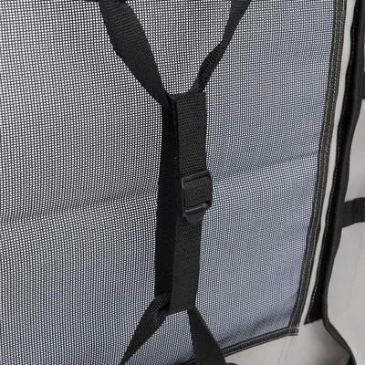 Nahaufnahme eines schwarzen Netzmaterials mit verstellbarem Gurt und Schnalle, geeignet für Befestigung oder Schutz.