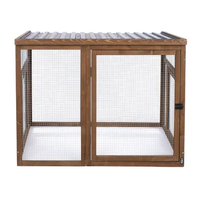 Enclos rectangulaire en bois avec grillage métallique et toit ondulé, porte à loquet visible sur le devant. Marque TIAK indiquée en bas à droite du cadre.