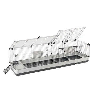 Grande cage pour rongeurs en métal et plastique, deux ouvertures sur le dessus, rampe d’accès latérale, mangeoire et abreuvoir visibles à l’intérieur.