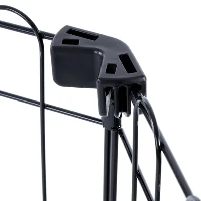 Détail d’un angle de barrière en métal noir avec connecteur en plastique noir, montrant l’assemblage des tiges métalliques et la fixation du coin.