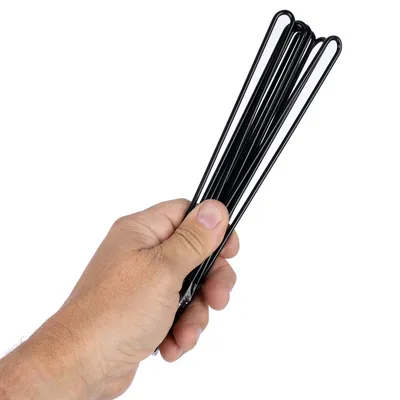 Main tenant plusieurs tiges métalliques noires pliées en forme de U.