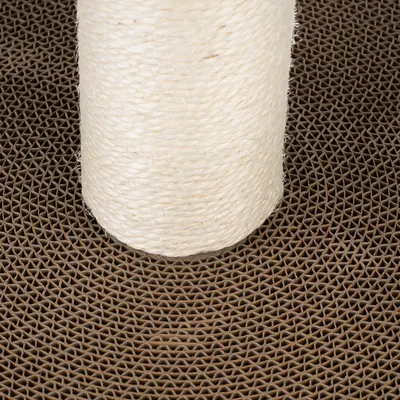 Détail d’un poteau recouvert de corde en sisal sur une base en carton ondulé, matériaux visibles du griffoir pour chat.