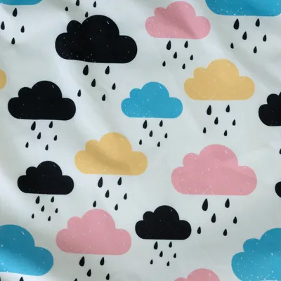 Motif de tissu avec nuages noirs, jaunes, bleus et roses, chaque nuage accompagné de gouttes de pluie noires sur fond blanc. Matériau textile visible.
