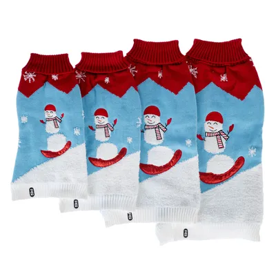 Vier Hundepullover mit Schneemann-Motiv, rot-blau-weisses Design, verschiedene Grössen sichtbar.