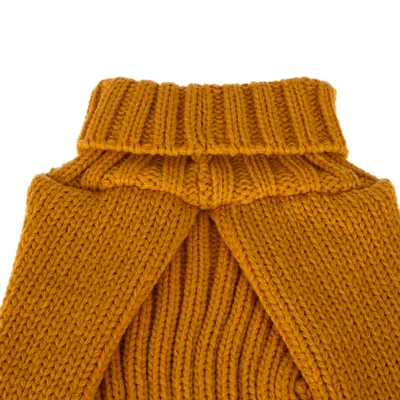 Gelber Strickpullover mit Rollkragen und überkreuztem Design, geeignet für Haustierbekleidung.