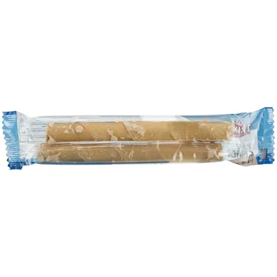 Verpackte Kausnacks, zwei gedrehte Stangen in transparenter Folie mit sichtbaren Inhaltsangaben auf der Rückseite.