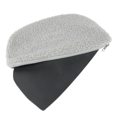 Housse zippée en tissu gris avec dessus en polaire bouclée et dessous noir, vue ouverte montrant les deux matières distinctes.