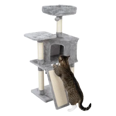 Grauer Kratzbaum mit mehreren Ebenen, Höhle, Liegefläche und Sisal-Kratzbrett. Katze nutzt das Kratzbrett.