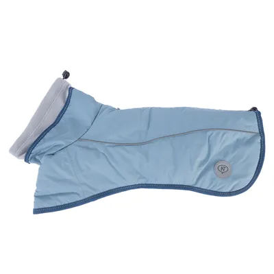 Manteau pour chien bleu clair avec doublure grise, fermeture à cordon et badge rond NT visible sur le côté.