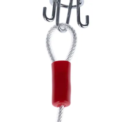Câble en métal avec gaine transparente, boucle renforcée par un manchon rouge et crochet en métal visible en haut de l’image.