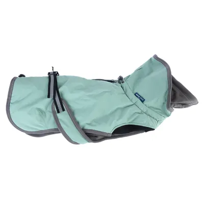 Manteau pour chien en tissu vert clair avec doublure grise, fermeture à scratch et étiquette visible portant l’inscription 'Wolters'.