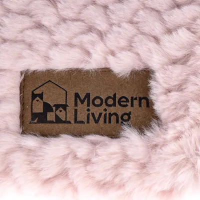 Modern Living. Лого на марката върху розов изкуствен пух.
