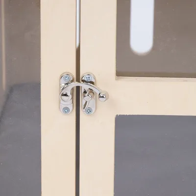 Detailansicht eines silbernen Metallverschlusses an einer Holztür mit Plexiglasfenster.