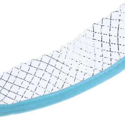 Close-up van wit netmateriaal met zwart ruitpatroon en blauwe rand.