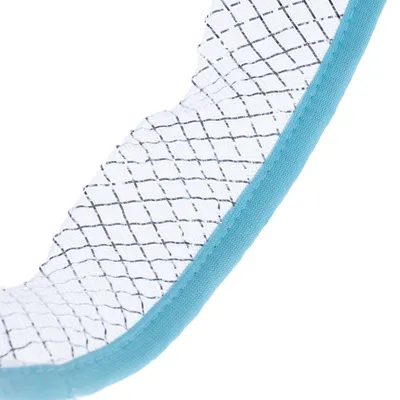 Close-up van wit netmateriaal met zwart ruitpatroon en turquoise rand.