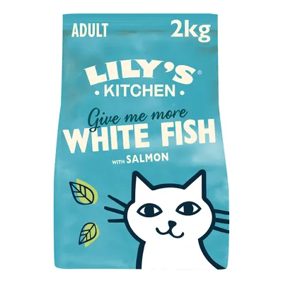 Sachet de 2 kg Lily's Kitchen ADULT Give me more WHITE FISH with SALMON, illustration de chat et feuilles, texte en anglais visible sur l’emballage.